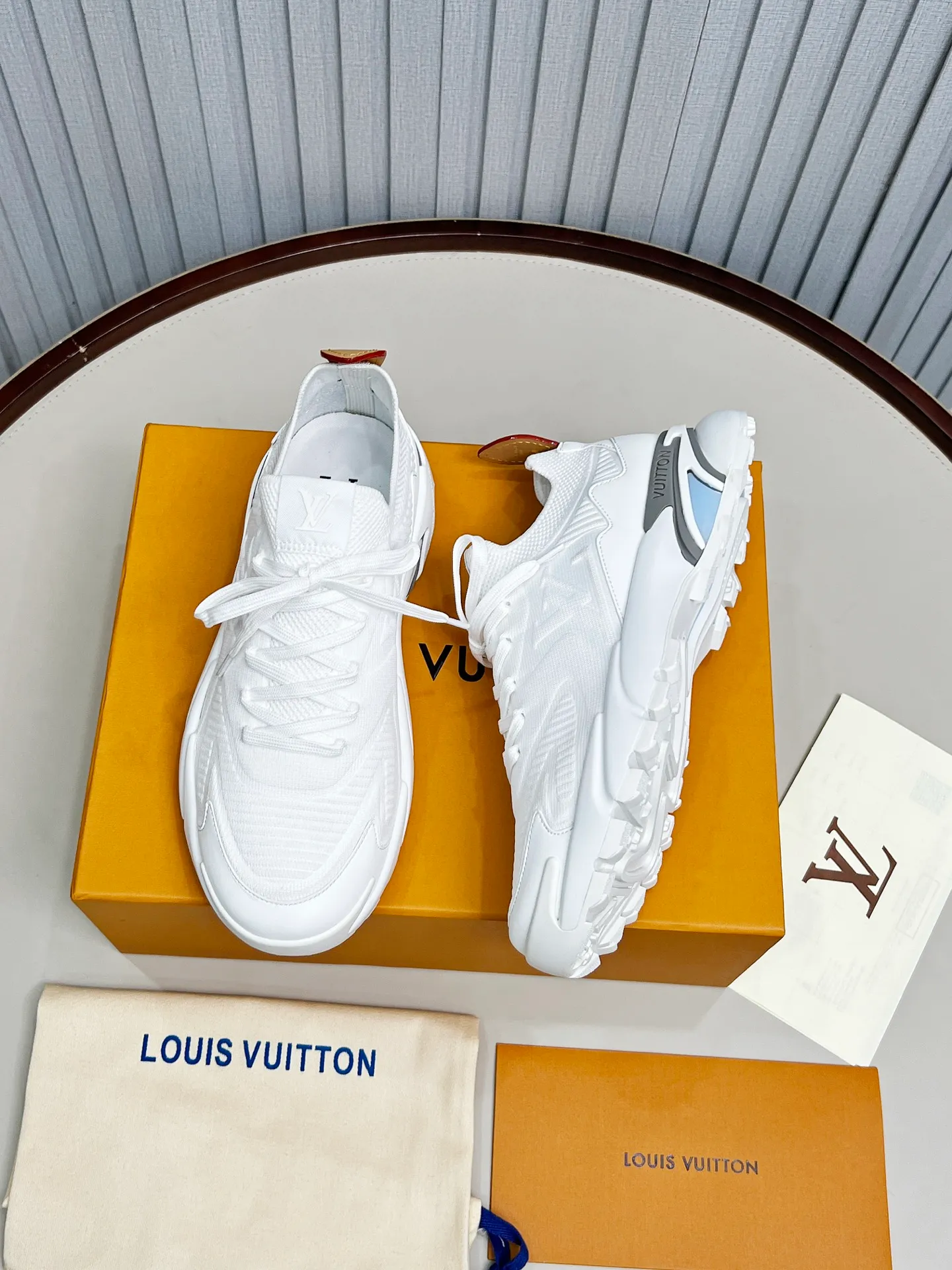 Top version: 560💰 LV Louis Vuitton L Jialu brand Runner Tatic series thick-soled casual sports shoes running shoes Original purchase development and production This LV Runner Tatic sports shoe is blended with fly-knit fabric material to interpret the inspiration of traditional mountaineering shoes. The LV letters are written on one side, the Louis Vuitton logo, and the light and wear-resistant rubber outsole complete the whole package. The delivery counter is exquisitely packaged🛍📦 ▪️Fabrics: Original imported custom fly-knit fabric ▪️Inner lining: Original custom-made breathable mesh ▪️Sole: Original molded anti-slip rubber combination material ▪️Sole thickness: 4CM ▪️Size: Men's 39-45